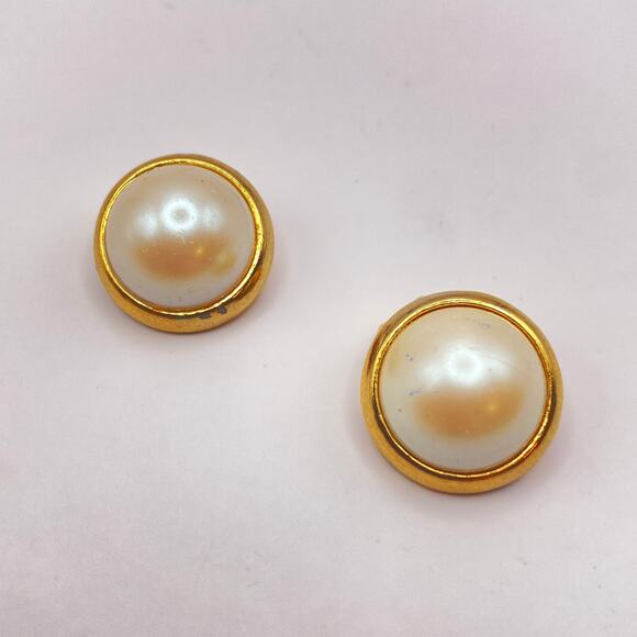 Vintage HATTIE CARNEGIE Faux Pearl Button Earrings Gold Tone Plated Clip On - Picture 1 of 7